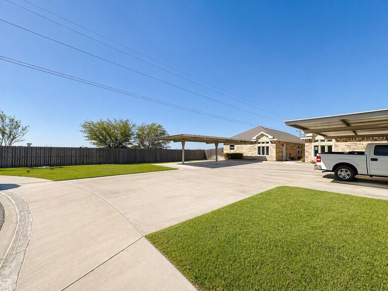 Building Photo - 4905 N Winona Dr