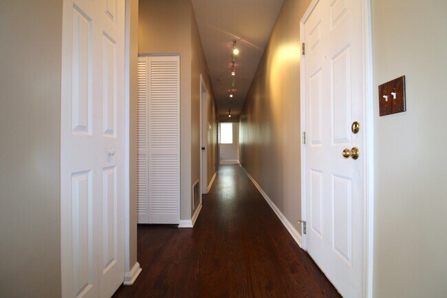 Building Photo - 1517 W Jonquil Terrace