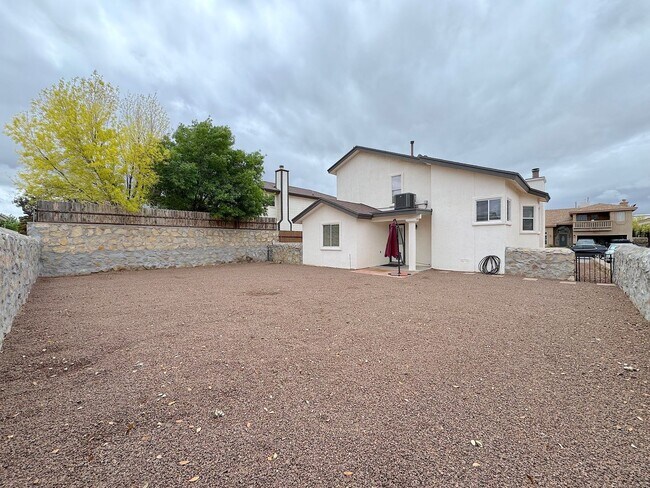 Building Photo - East El Paso Split Tri-Level 3 bed/2 bath Refrig A/C with bonus loft!