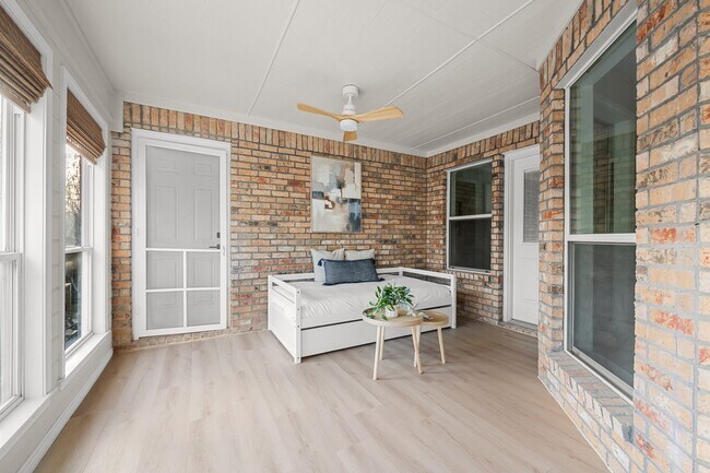 Building Photo - Lakefront Luxury Retreat, 5 Beds, 3 Baths, Quiet Gated Community.