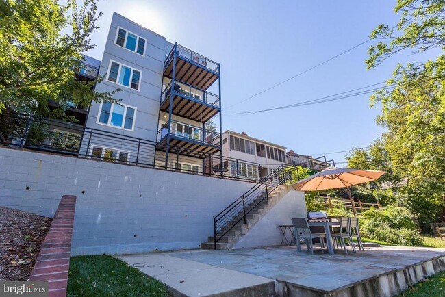 Building Photo - 3937 Davis Pl NW