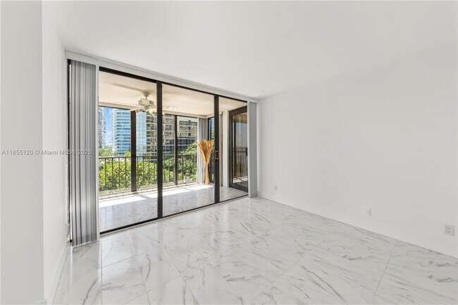 Building Photo - 1925 Brickell Ave