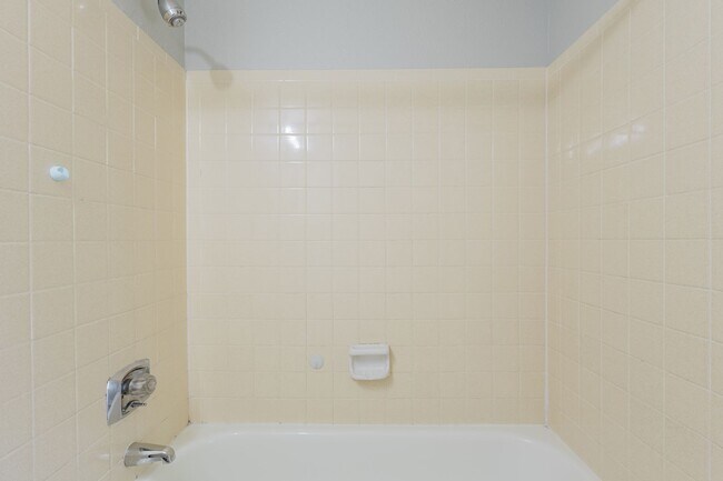 Building Photo - Penthouse level 1bed condo with private balcony