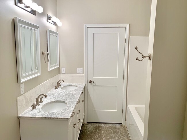 Building Photo - 3 bed/ 2 bath Townhome!!!