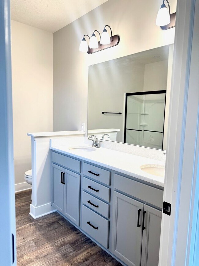 Building Photo - Spacious Ranch Home  5 Bedrooms  3 Bathrooms  3,163 Finished Sq Ft