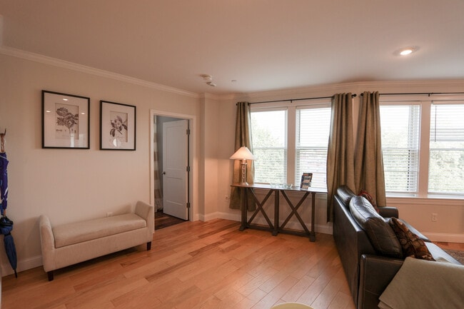 Building Photo - 1008 Tremont St