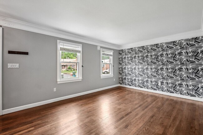 Building Photo - Adorable 4BR/3BA Cape Cod on a Generous 0....