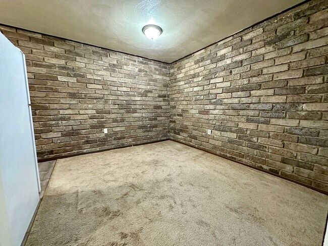 Building Photo - Beautiful One Bedroom Apartment with A/C, Parking & On-Site Laundry! Call Today!