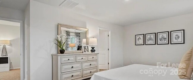 Building Photo - 2224 Lilium Dr