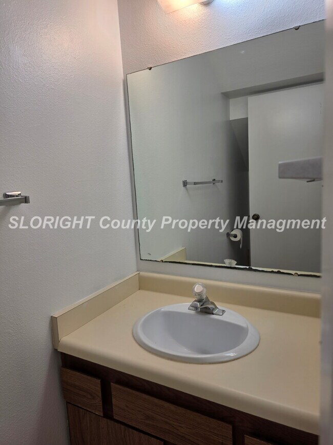Building Photo - AVAILABLE NOW - 2 Bed / 1.5 Bath SLO Apartment