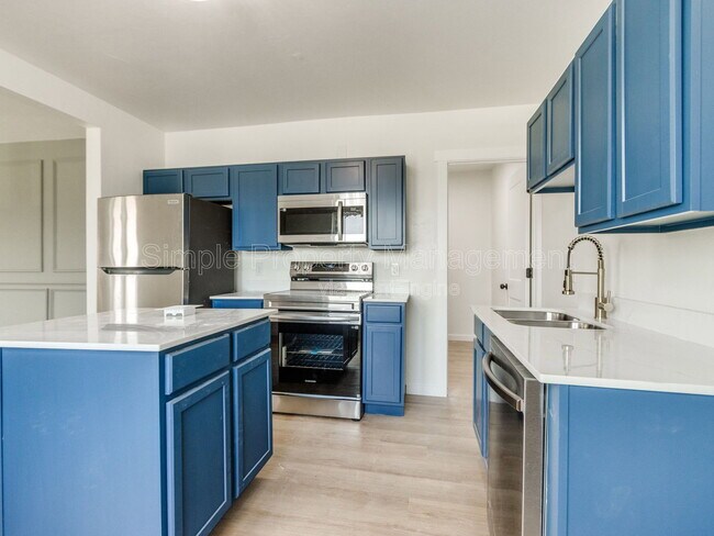 Building Photo - 814 W Hill St