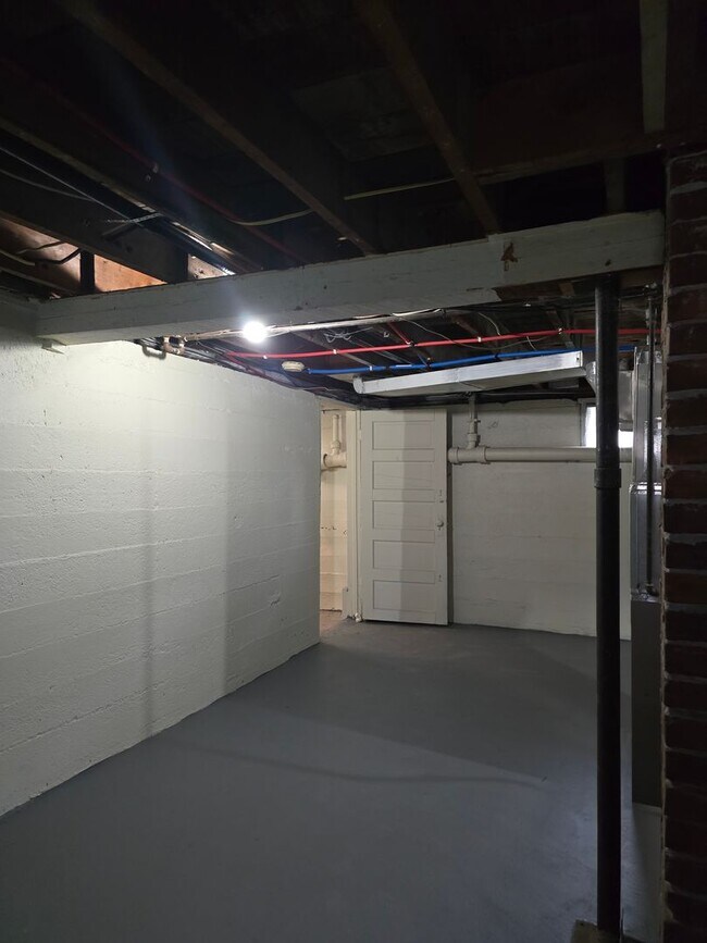 Building Photo - 2 Bedroom Duplex with Basement & 2-Car Garage