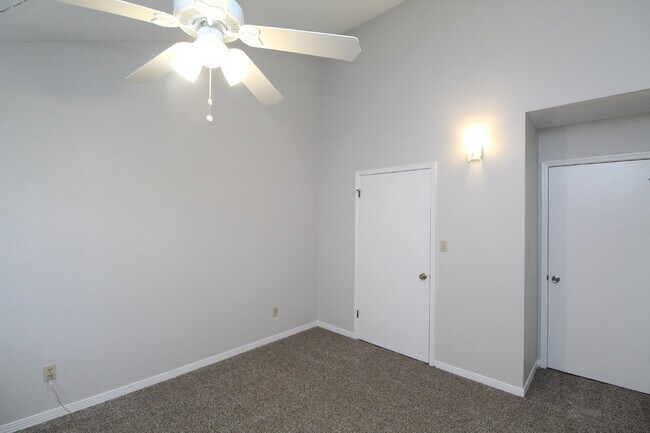 Building Photo - Brookside Townhome with Downstairs Bedroom, Updated Kitchen, and Access to Pool & Tennis