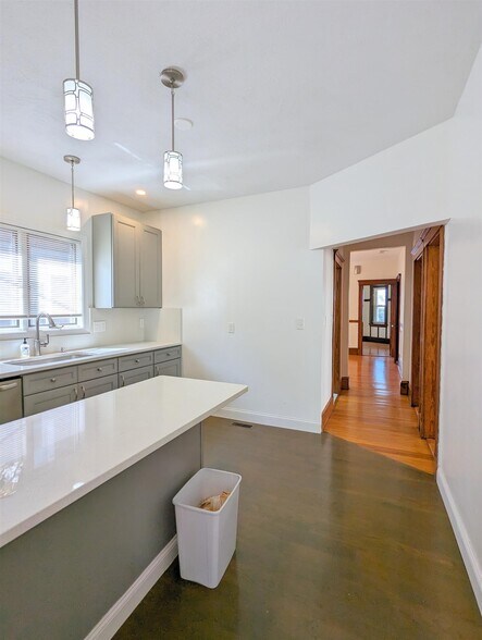 Building Photo - 108 W Quincy St