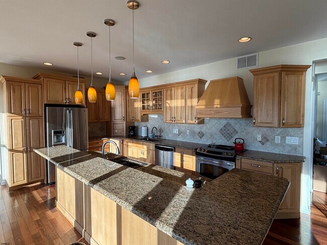 Building Photo - 802 N Harvard Ave