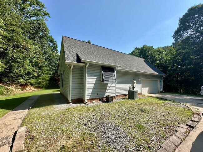 Building Photo - 3 Bedroom Home - Private - Central SC