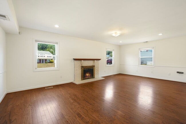Building Photo - A 4 BEDROOM 2.5 BATH DREAM COME TRUE IN POINTER RIDGE AT COLLINGTON!