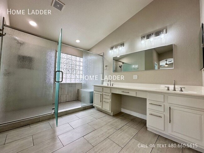 Building Photo - 9732 E Kiowa Ave