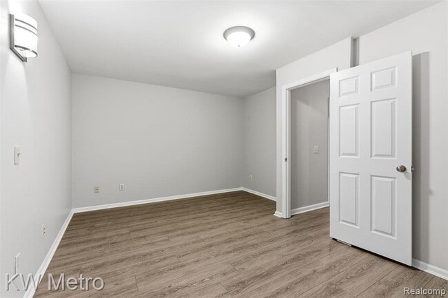 Building Photo - 1563 N Bywood Ave