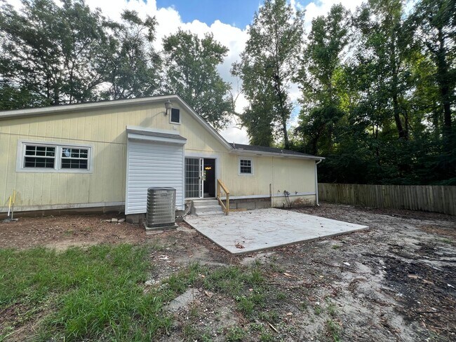 Building Photo - Cute 3 Bed 2 Bath!