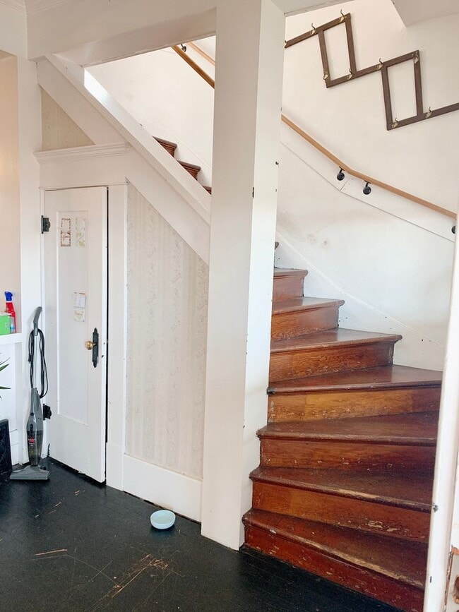 Building Photo - PRELEASING: Classic N Garden 6 bdrm/3 bath near WWU North Campus