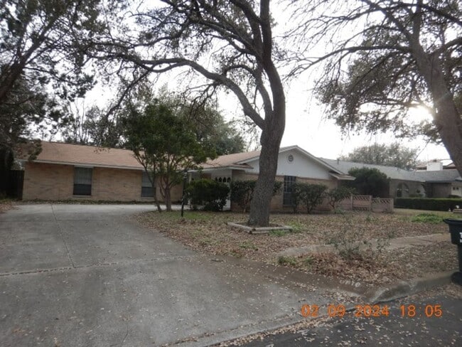 Building Photo - Spacious 4 bedroom 2 bath home in Camelot II
