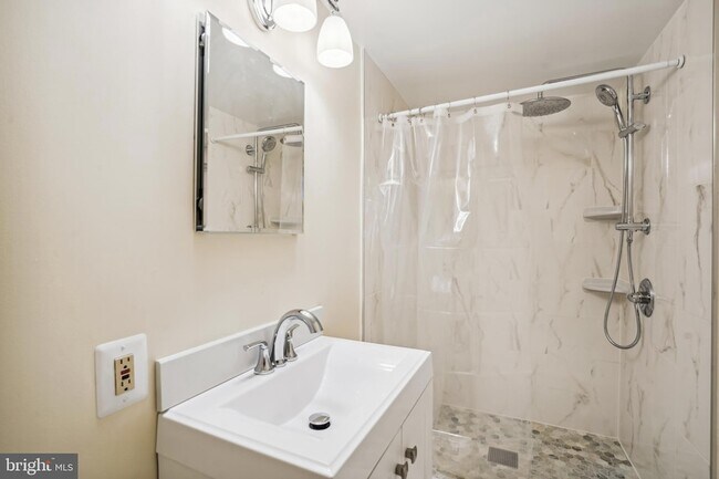 Building Photo - 9708 Locust Hill Dr
