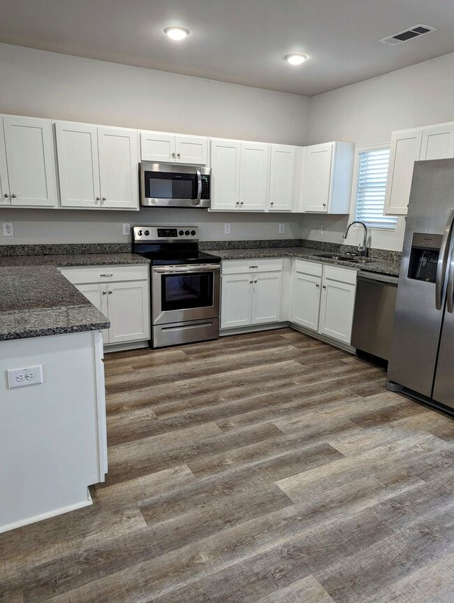Building Photo - Beautiful 2 Bedroom 2 Bath in Oakwood Subd...