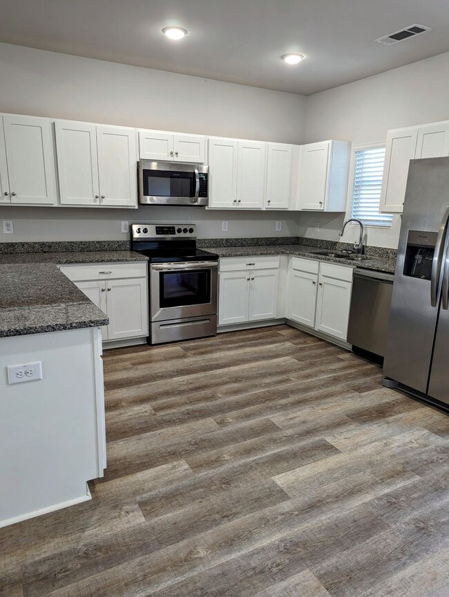 Building Photo - Beautiful 2 Bedroom 2 Bath off of Meriweat...