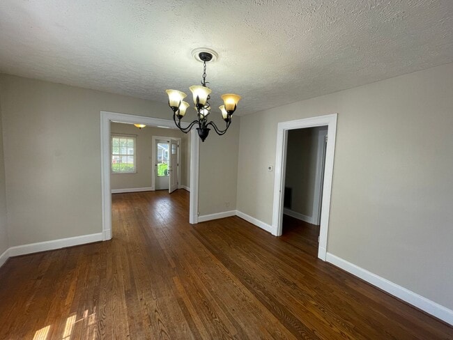 Building Photo - Cozy Bungalow Style Home