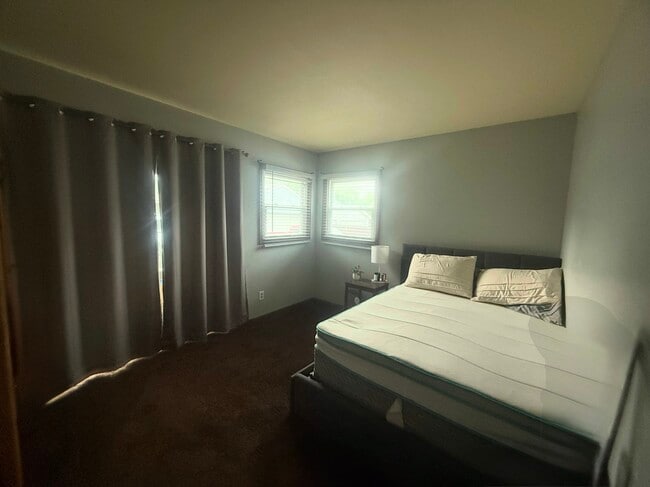 Building Photo - 307 S 76th St