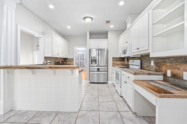 Building Photo - 1902 Hillbrook Cir