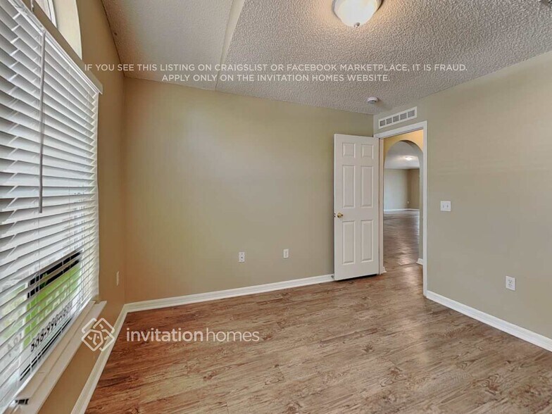 Building Photo - 1710 W Marshall Lake Dr