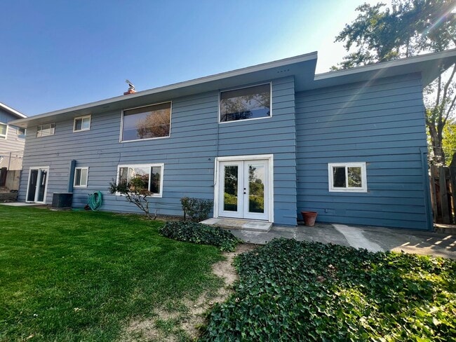 Building Photo - Beautiful North Hill Home Near Vincent Park!