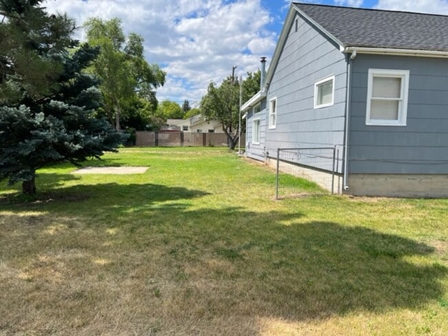 Building Photo - Centrally Located 2 Bed With Washer/Dryer Hookups