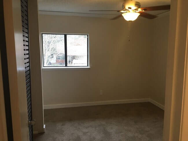 Building Photo - Newly remodeled 3 bed 2 bath
