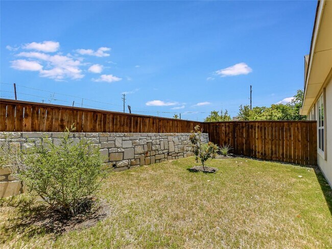 Building Photo - 402 Parkline Dr