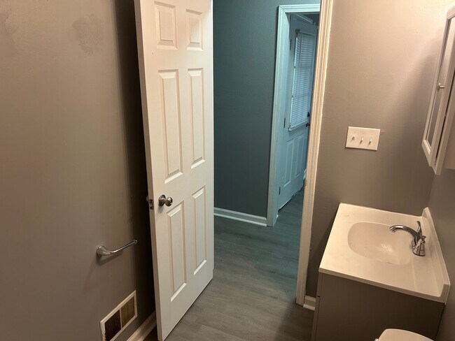 Building Photo - 3 Bedroom House