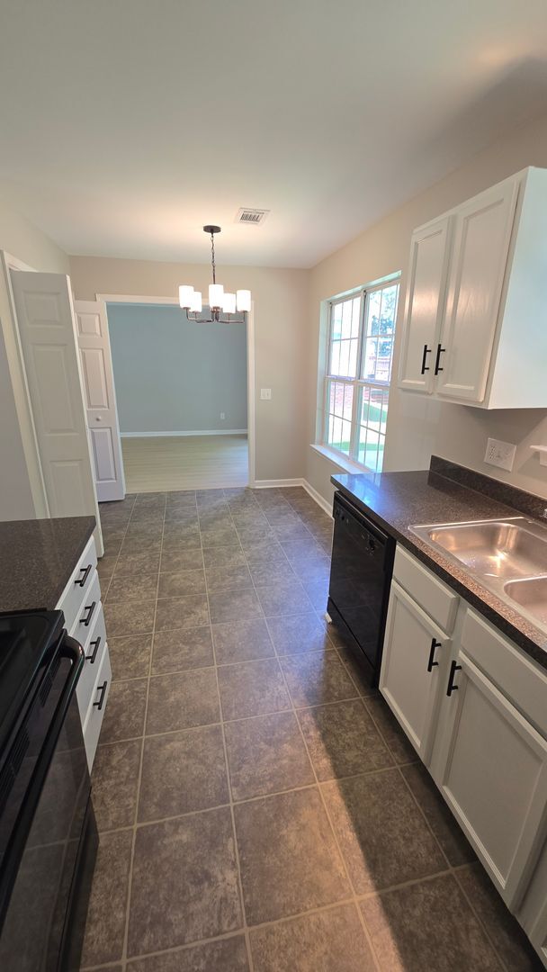 Building Photo - 614 Summerhill Dr