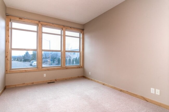 Building Photo - Award-winning, custom-built home in the highly-desired Cascade View Estates