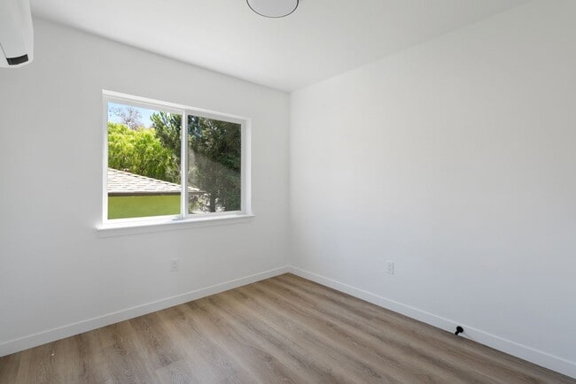 Building Photo - AVAILABLE FOR 2026-2027 SCHOOL YEAR...14 B...