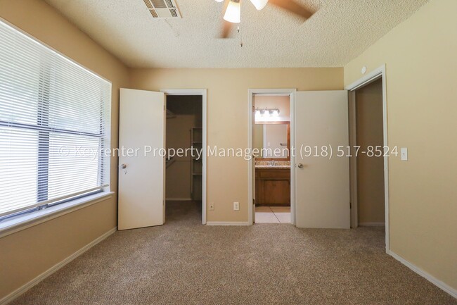 Building Photo - 4902 S Gum Ave