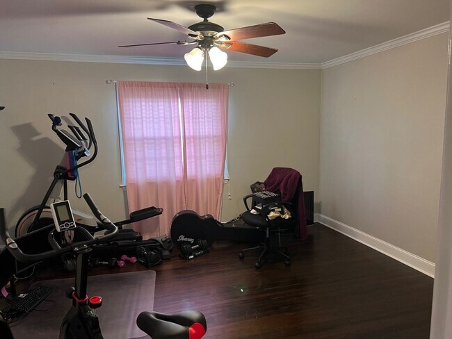 Building Photo - Spacious All Brick 3 Bed/2 Bath Ranch Home - Large Lot (approx. 1.75 acres) - Fenced Backyard - 3...
