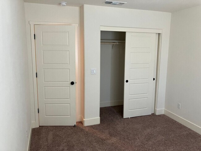 Building Photo - 5 bedroom 3 1/2 bath house in gated commun...