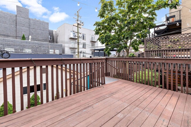 Building Photo - 837 N Marshfield Ave
