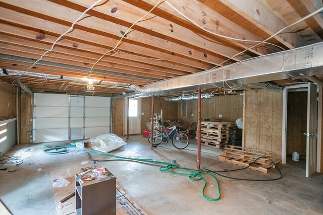 Building Photo - 3 Bed home in Carthage with large basement!