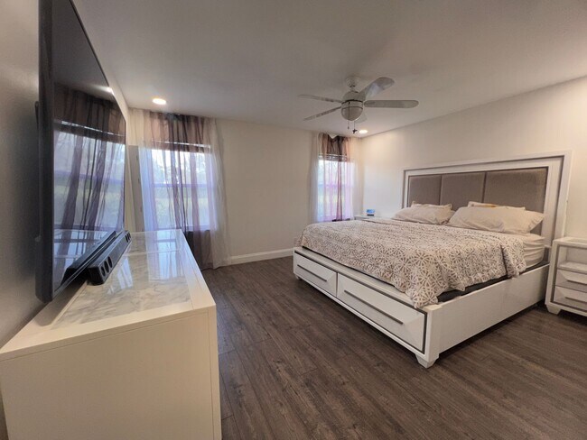 Building Photo - Fantastic, Weston Waterfront 3/2 PLUS Office in Gated Savanna