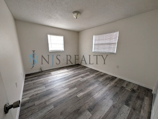 Building Photo - 3/1 over 1000sf home with New flooring, FRESH paint, open floorplan!!