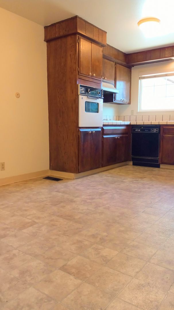 Building Photo - Charming 2bd Duplex With Private Yard & Garage