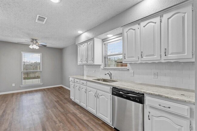 Building Photo - 2909 Lake Park Dr